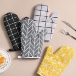 Heatproof oven mittens